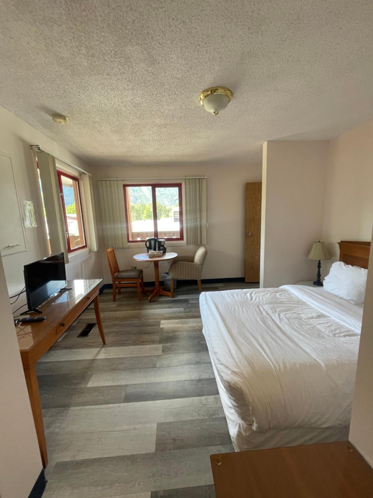 Cumbrian Inn Bella Coola Εξωτερικό φωτογραφία